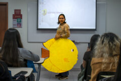 Exposición de conciencia ecológica con creatividad y conocimiento.